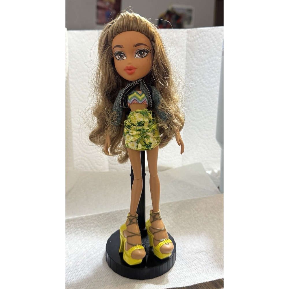 Bratz Study Abroad Yasmin Doll 2015 Dressed w/ Shoes